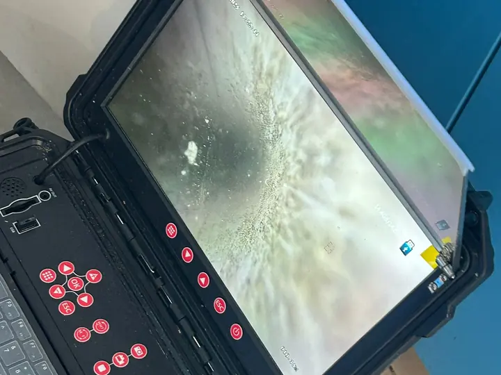 מסך מערכת מצלמת צנרת מציג את פנים הצינור בזמן בדיקה